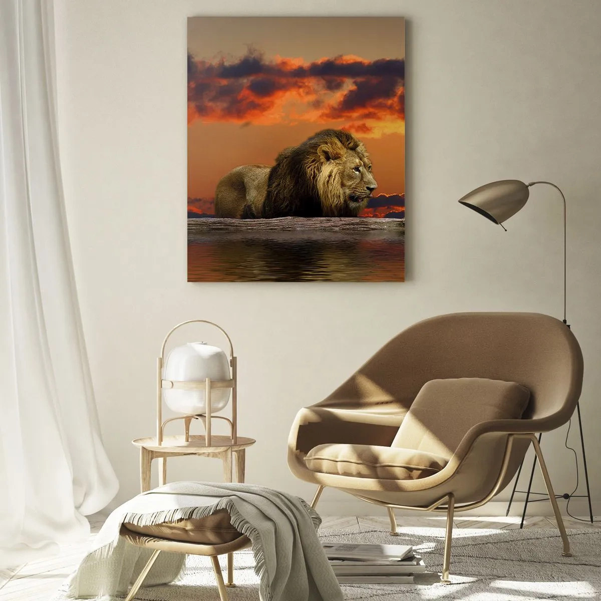 Quadro su vetro - Un leone riposa in riva all'acqua al tramonto, con un cielo spettacolare. - 80x120cm - Il re della natura - Decorazione murale moderna per soggiorno e camera da letto ARTTOR