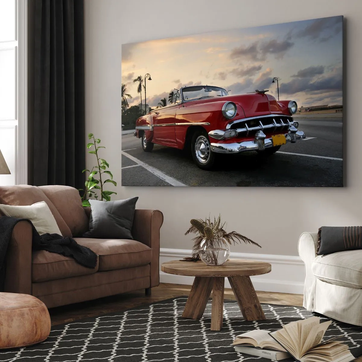 Quadro su tela - Stampe su Tela - Una decappottabile rossa classica parcheggiata tra le palme al tramonto. - 120x80cm - Il calore rosso dei tropici - Decorazione murale moderna per soggiorno e camera da letto ARTTOR