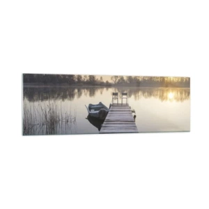 Quadro su vetro - Un molo sul lago al mattino con una barca e delle sedie - 160x50cm - Tornerò un giorno - Decorazione murale moderna per soggiorno e camera da letto ARTTOR