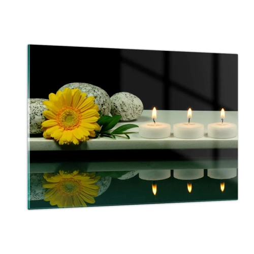 Quadro su vetro - Candele, pietre e un fiore giallo riflessi nell'acqua - 120x80cm - Il sollievo dei sensi - Decorazione murale moderna per soggiorno e camera da letto ARTTOR