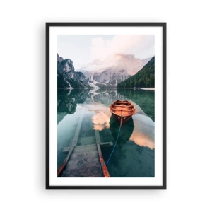 Poster in cornice nera - Una barca di legno su un lago calmo circondato da montagne - 50x70cm - Il sogno tranquillo dei monti - Decorazione murale moderna per soggiorno e camera da letto ARTTOR