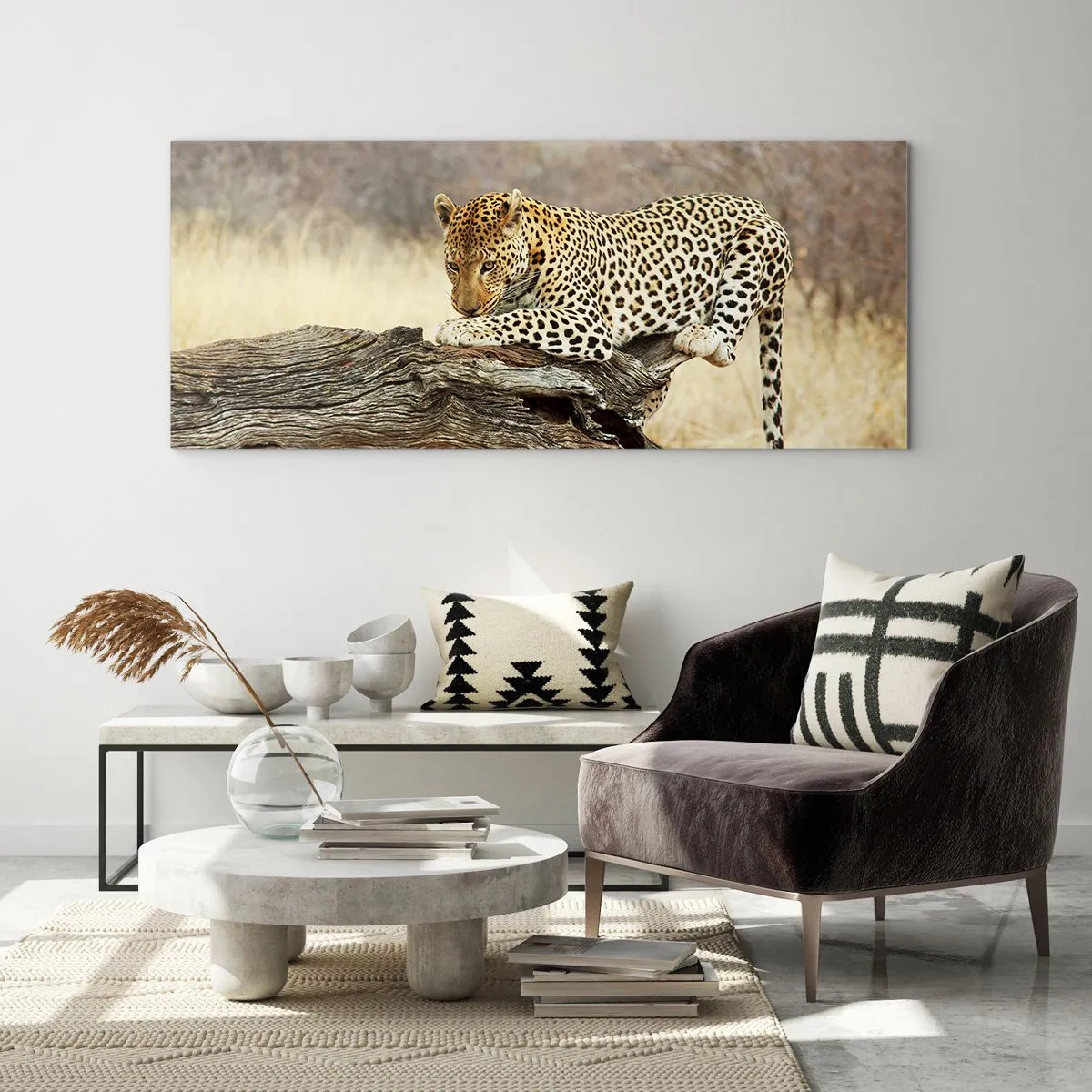 Quadro su vetro - Un leopardo che riposa sul tronco di un albero nella savana - 120x50cm - Vado per la mia strada - Decorazione murale moderna per soggiorno e camera da letto ARTTOR