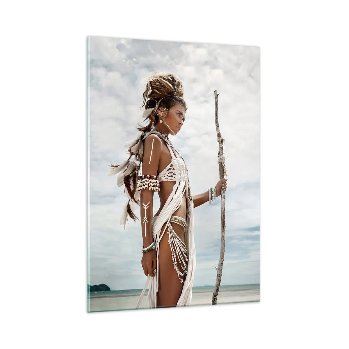 Quadro su vetro - Una figura esotica contro la spiaggia e il cielo - 50x70cm - La regina dei tropici - Decorazione murale moderna per soggiorno e camera da letto ARTTOR