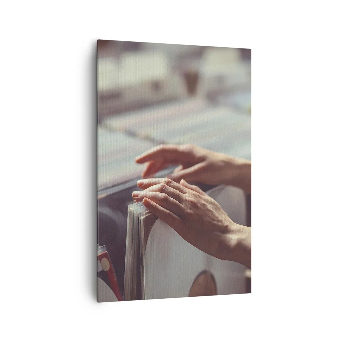 Quadro su tela - Stampe su Tela - Mani che guardano attraverso una collezione di vinili - 80x120cm - Alla ricerca di emozioni - Decorazione murale moderna per soggiorno e camera da letto ARTTOR