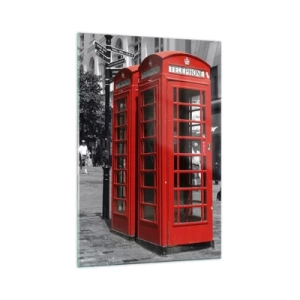 Quadro su vetro - Cabine telefoniche rosse su uno sfondo urbano bianco e nero. - 70x100cm - Cabine telefoniche rosse - Decorazione murale moderna per soggiorno e camera da letto ARTTOR