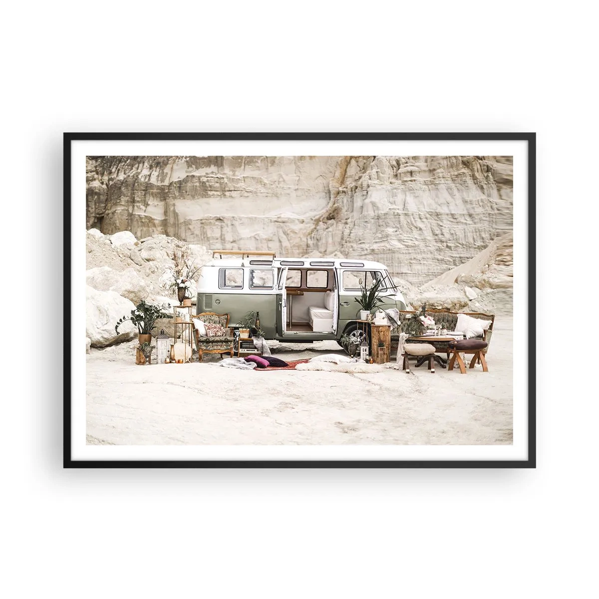 Poster in cornice nera - Un camper retrò dal design boho sullo sfondo di un paesaggio roccioso. - 100x70cm - è tempo di viaggiare - Decorazione murale moderna per soggiorno e camera da letto ARTTOR