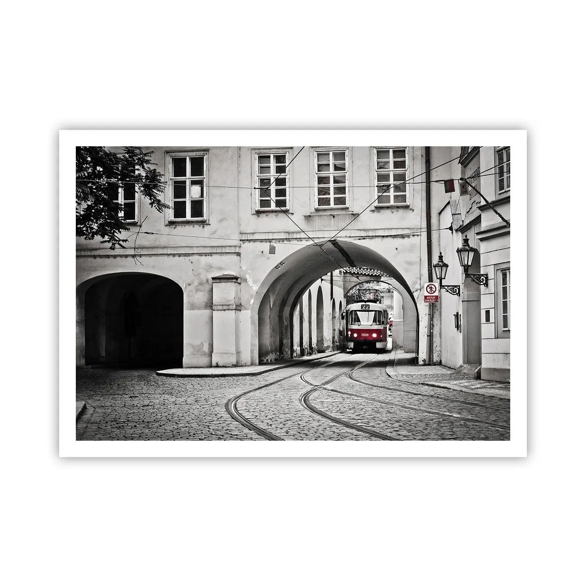 Poster - Un tram bianco e nero in una strada storica della città - 100x70cm - Attraverso il labirinto cittadino - Decorazione murale moderna per soggiorno e camera da letto ARTTOR