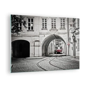 Quadro su vetro - Tram bianco e nero in una vecchia strada - 70x50cm - Attraverso il labirinto cittadino - Decorazione murale moderna per soggiorno e camera da letto ARTTOR
