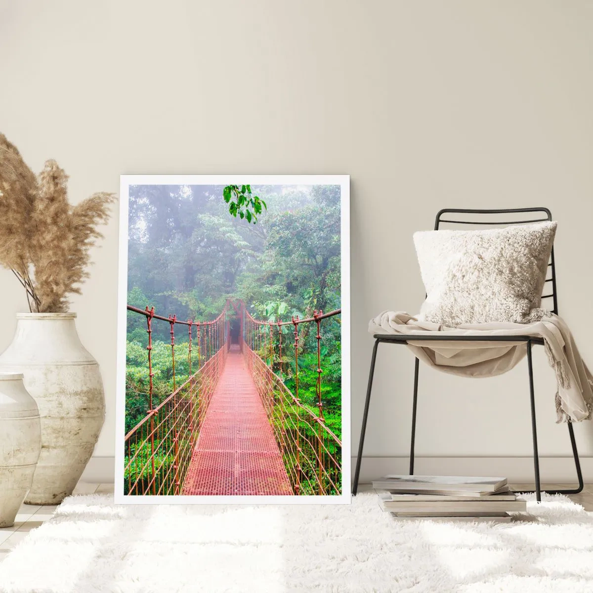 Poster - Un ponte sospeso in una foresta tropicale avvolta nella nebbia - 50x70cm - Sospeso sopra gli alberi - Decorazione murale moderna per soggiorno e camera da letto ARTTOR