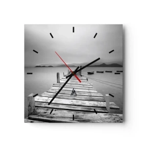 Orologio da parete - Orologio in Vetro - Una vista in bianco e nero di un molo di legno e di un lago calmo. - 30x30cm - Dietro i monti, dietro i mari - Decorazione murale moderna per soggiorno e camera da letto ARTTOR