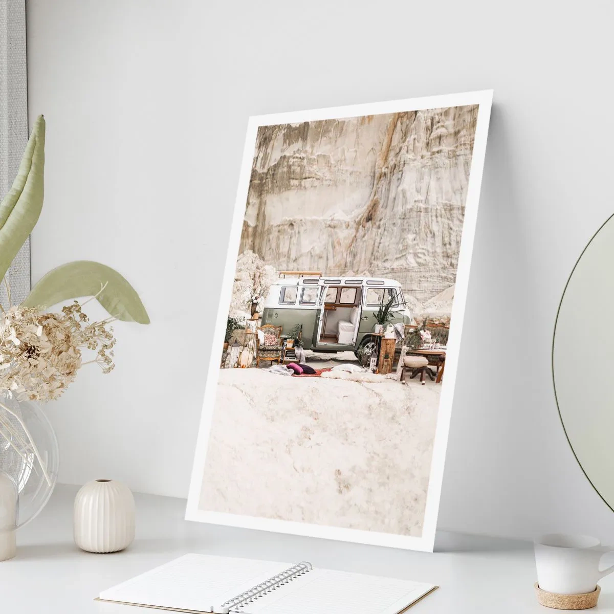 Poster - Campeggio retrò in un ambiente desertico con tocchi rustici - 50x70cm - è tempo di viaggiare - Decorazione murale moderna per soggiorno e camera da letto ARTTOR