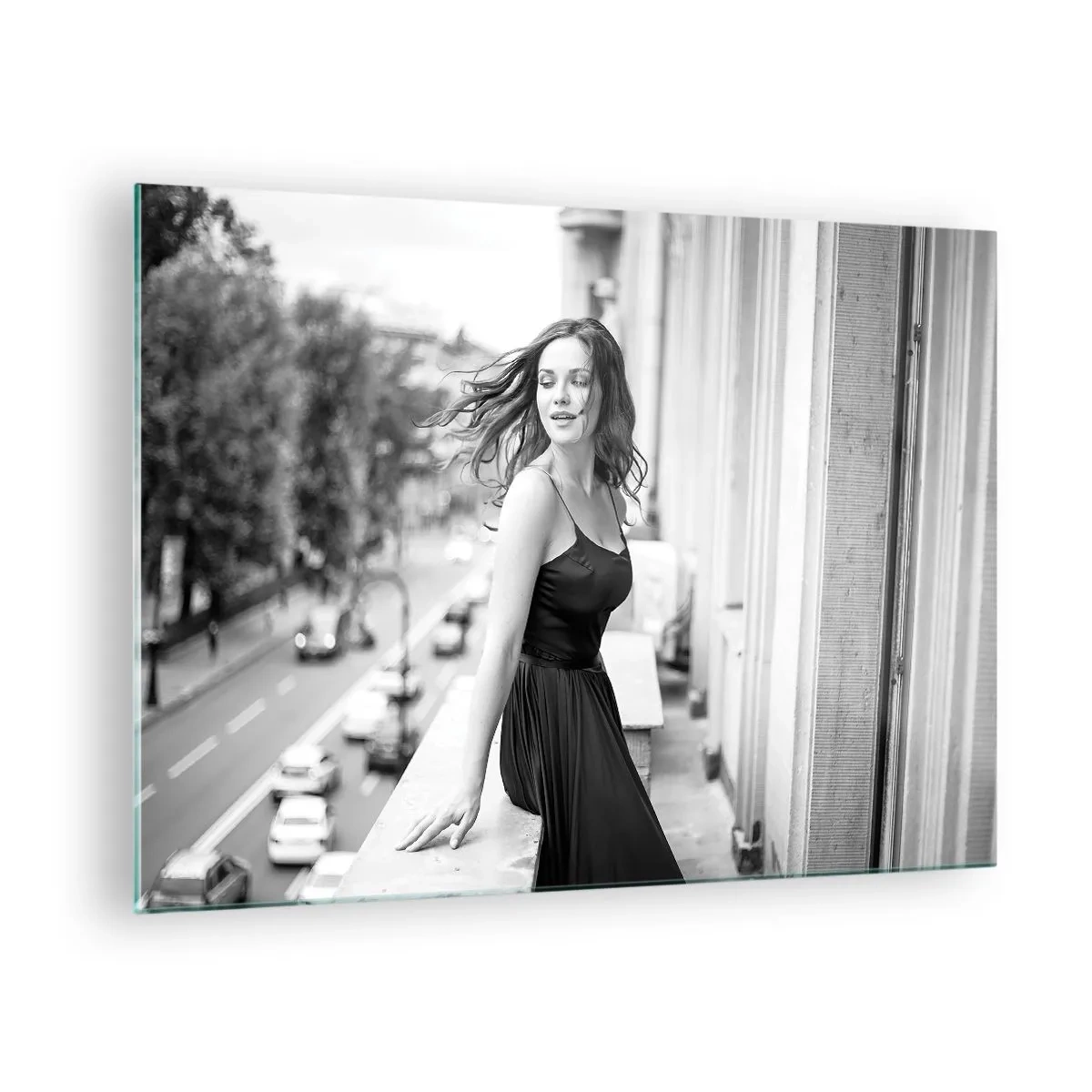 Quadro su vetro - Una donna in abito nero su un balcone in stile parigino - 70x50cm - Sicuramente parigina - Decorazione murale moderna per soggiorno e camera da letto ARTTOR