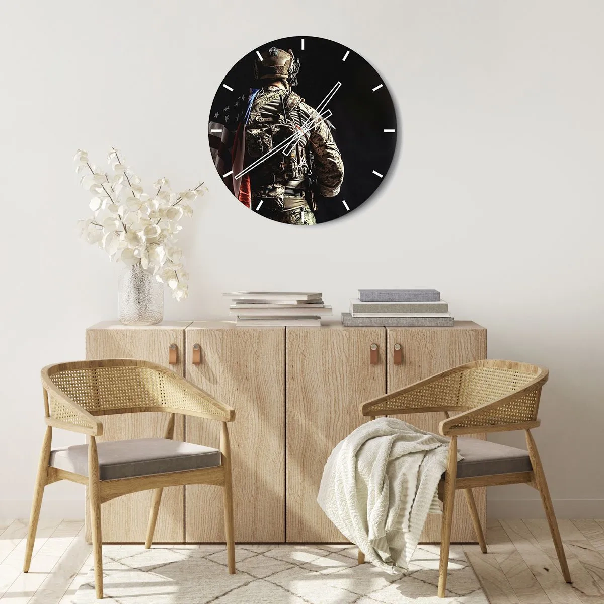 Orologio da parete - Orologio in Vetro - Un soldato in uniforme con uno zaino e una bandiera su uno sfondo scuro - 30x30cm - Proprio per questo - Decorazione murale moderna per soggiorno, cucina e camera da letto ARTTOR