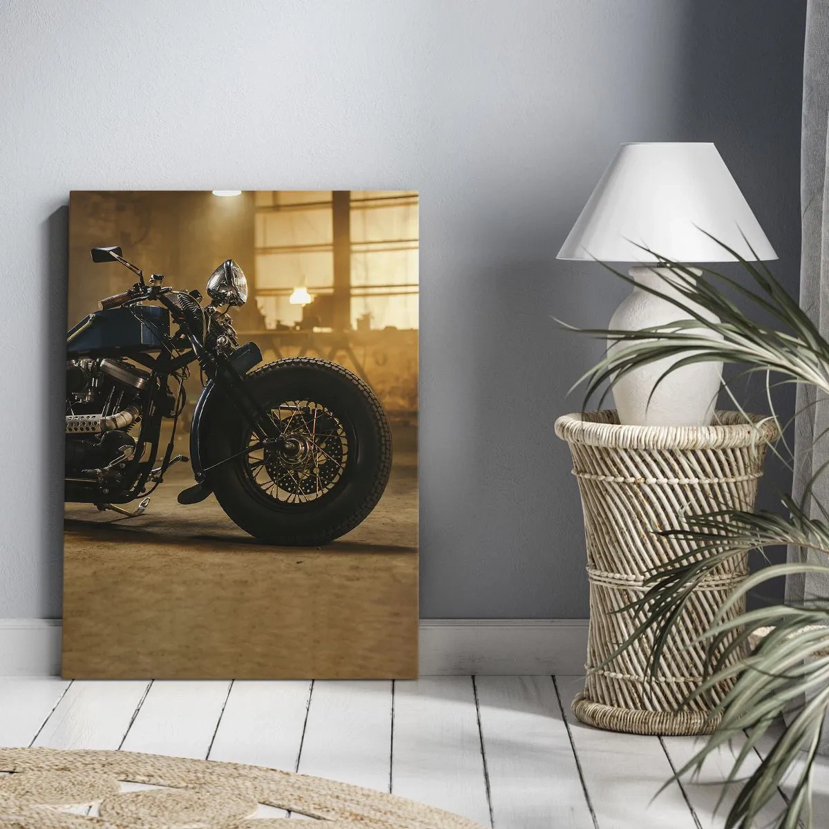 Quadro su tela - Stampe su Tela - Una motocicletta elegante in un interno industriale con luci calde - 80x120cm - Posso tutto - Decorazione murale moderna per soggiorno e camera da letto ARTTOR
