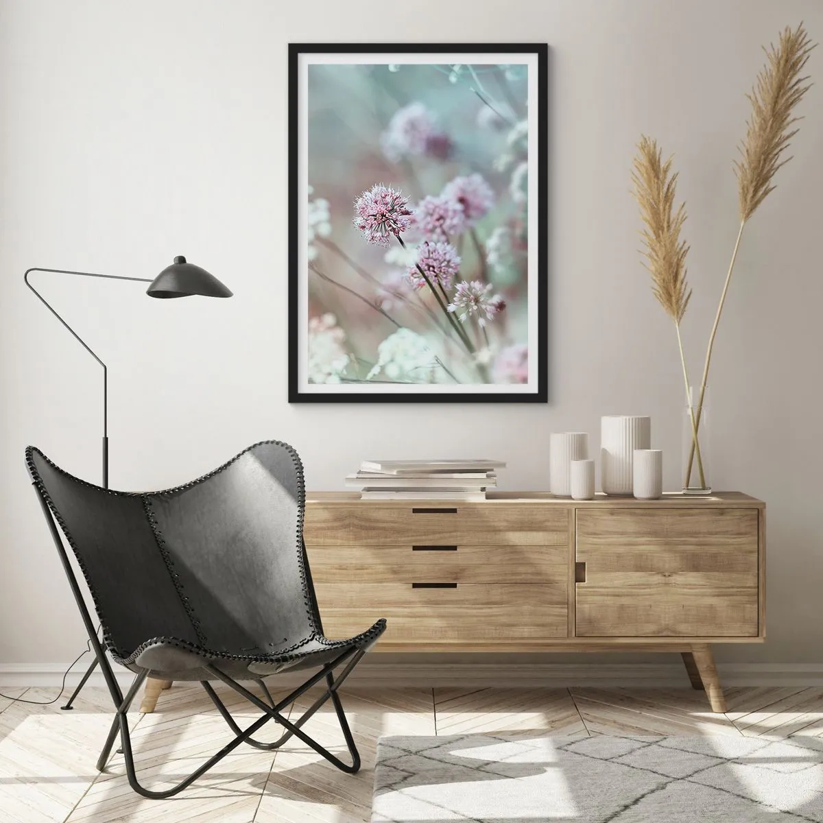 Poster in cornice nera - Fiori delicati in colori pastello - 50x70cm - Le dolci filigrane delle erbe - Decorazione murale moderna per soggiorno e camera da letto ARTTOR