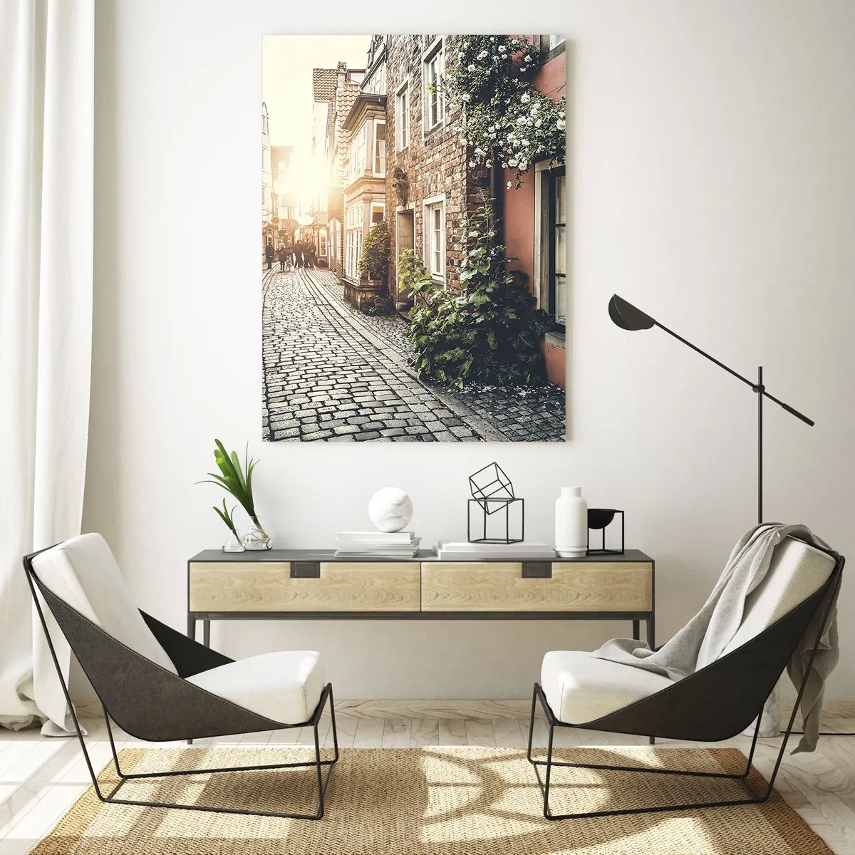 Quadro su vetro - Una strada affascinante con case popolari illuminate dal tramonto - 50x70cm - L'angolo delle rose nella luce rosata - Decorazione murale moderna per soggiorno e camera da letto ARTTOR