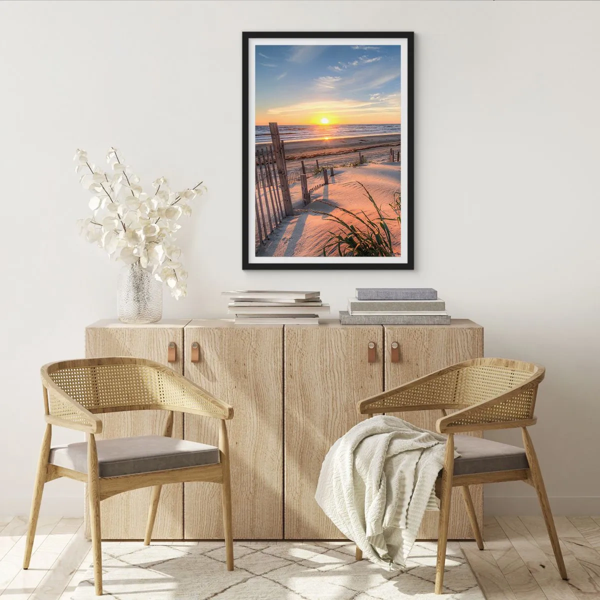 Poster in cornice nera - La spiaggia illuminata dal sole al tramonto - 50x70cm - Luci e ombre del vento - Decorazione murale moderna per soggiorno e camera da letto ARTTOR