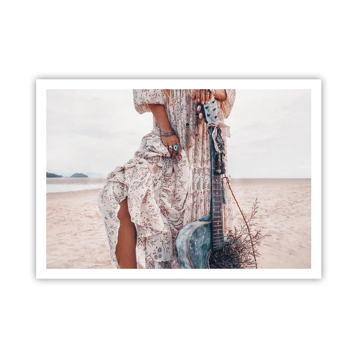 Poster - Donna in stile boho con chitarra sulla spiaggia - 100x70cm - Figli dei fiori in cammino - Decorazione murale moderna per soggiorno e camera da letto ARTTOR