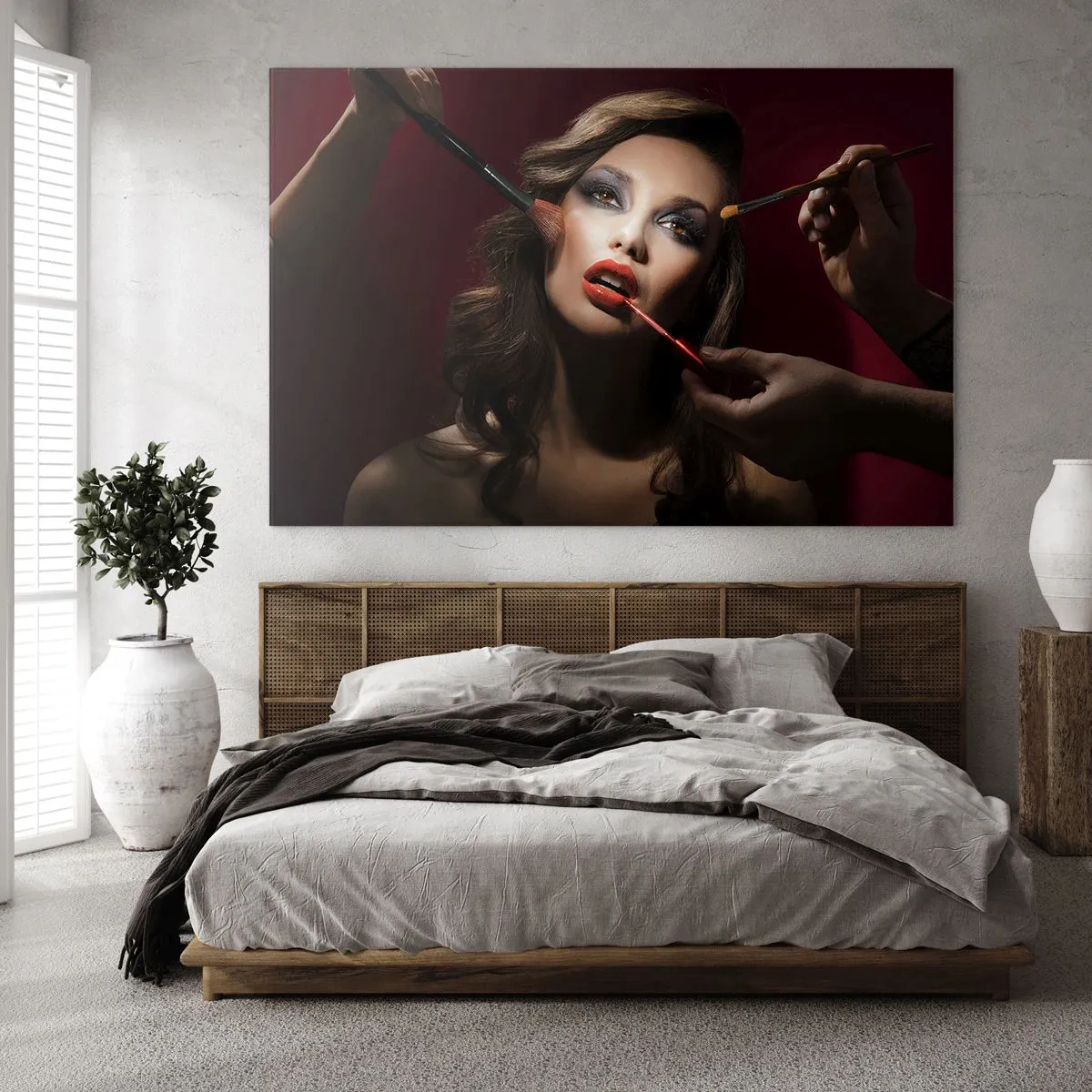 Quadro su vetro - Donna che applica il trucco su uno sfondo scuro - 120x80cm - Bella sognante - Decorazione murale moderna per soggiorno e camera da letto ARTTOR