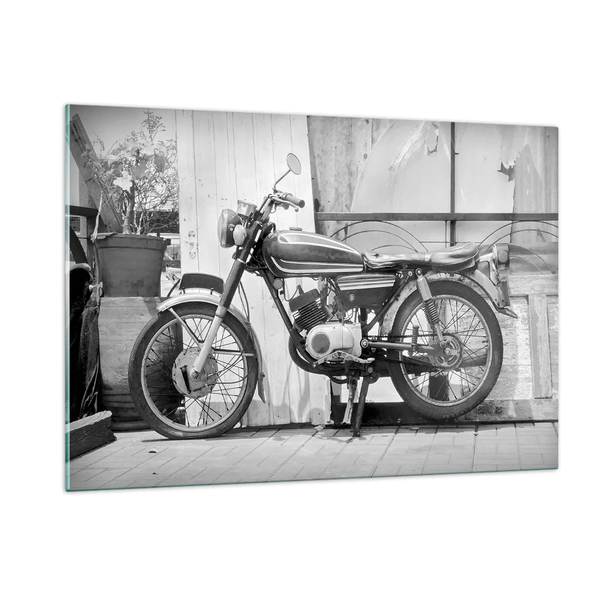 Quadro su vetro - Una motocicletta in stile retrò appoggiata a un muro di legno - 120x80cm - La classicità sopra a tutto - Decorazione murale moderna per soggiorno e camera da letto ARTTOR