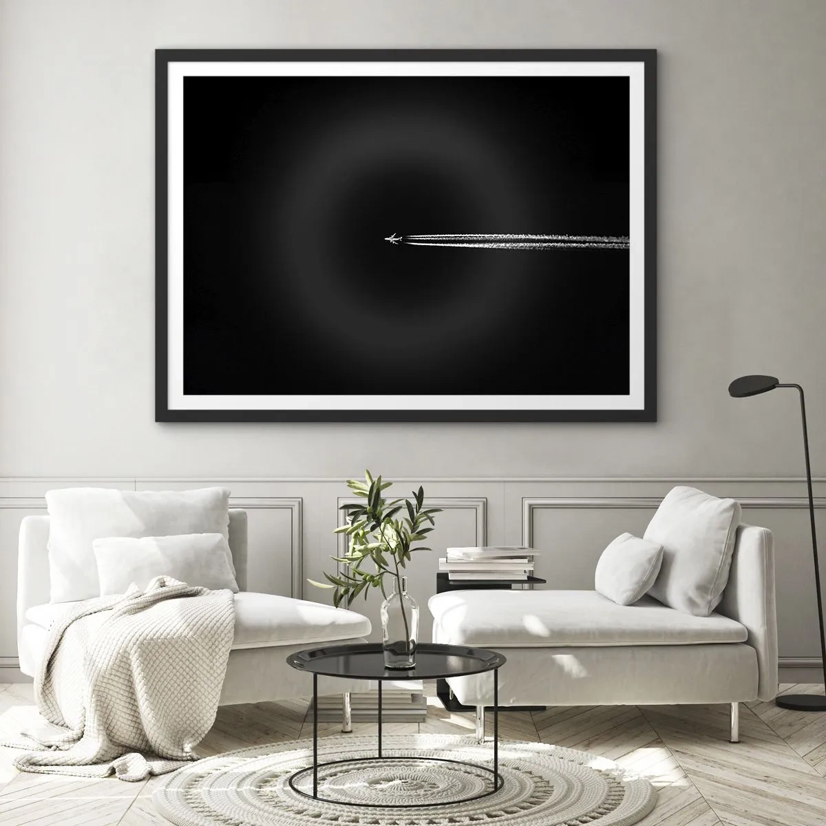 Poster in cornice nera - Un aereo a reazione con una scia di condensazione visibile su uno sfondo nero - 100x70cm - In un'altra dimensione - Decorazione murale moderna per soggiorno e camera da letto ARTTOR