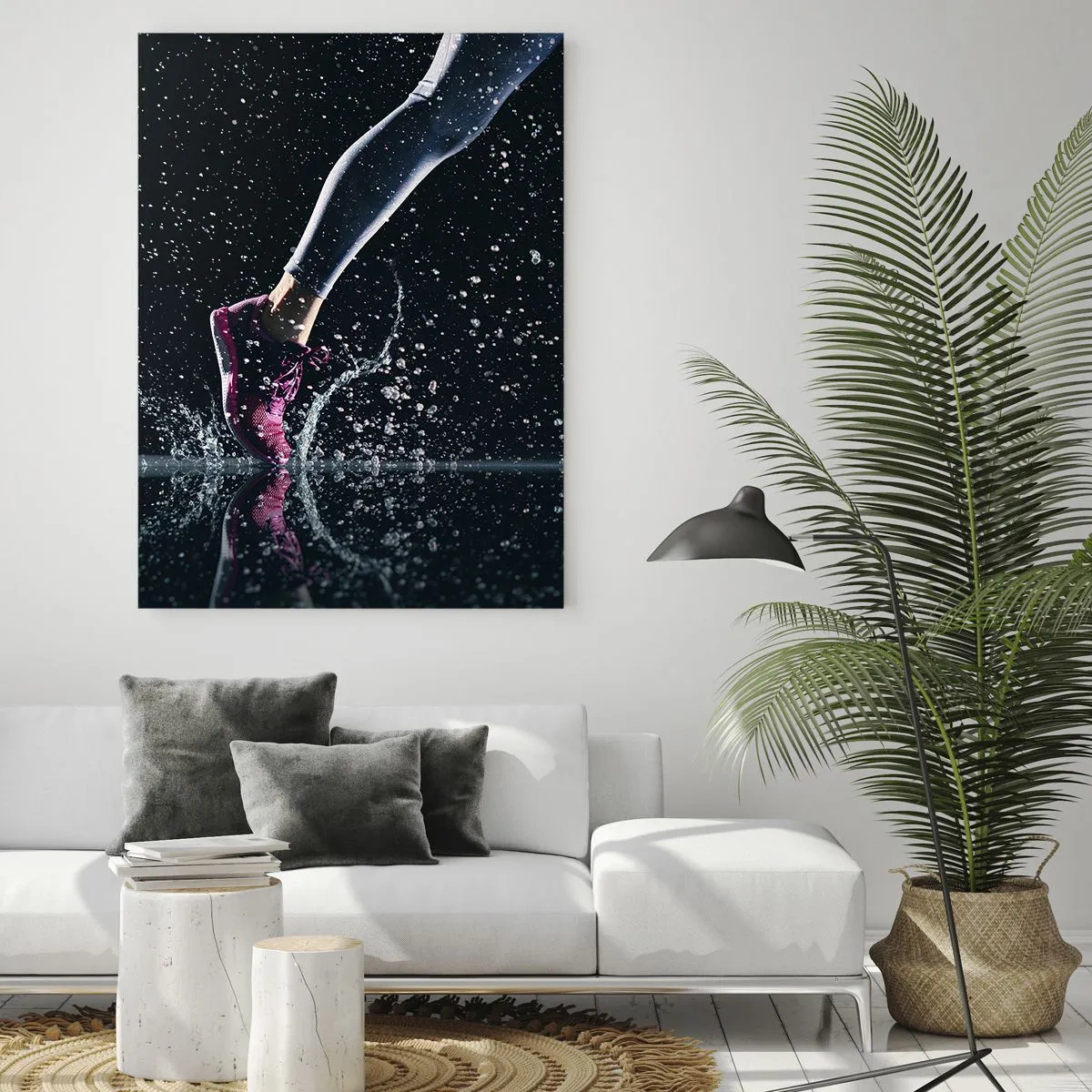 Quadro su vetro - Correre nell'acqua con scarpe sportive su uno sfondo scuro - 50x70cm - Quanta forza nelle gambe - Decorazione murale moderna per soggiorno e camera da letto ARTTOR