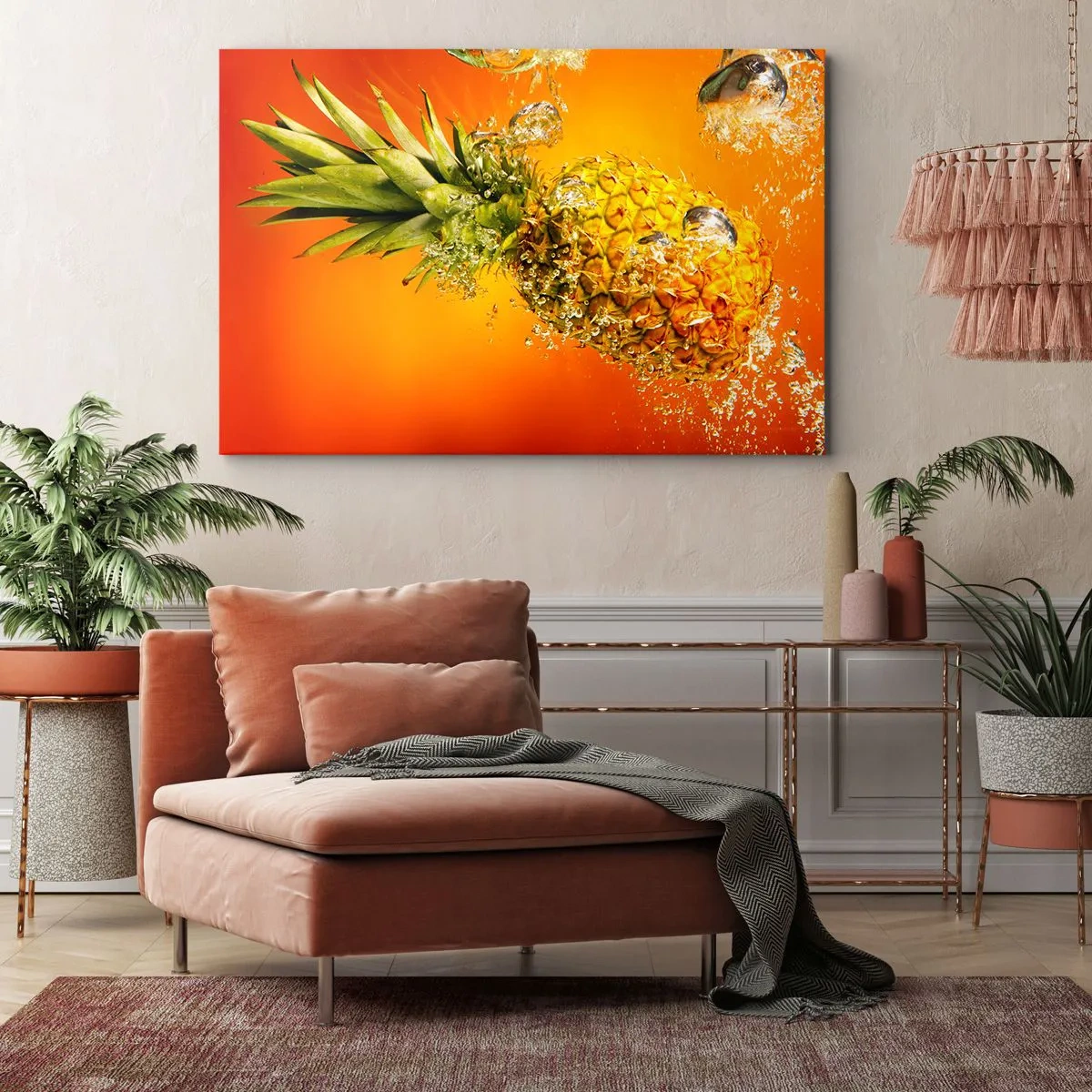 Quadro su tela - Stampe su Tela - Un ananas immerso nell'acqua su uno sfondo sfumato arancione. - 120x80cm - Succosa freschezza tropicale - Decorazione murale moderna per soggiorno e camera da letto ARTTOR