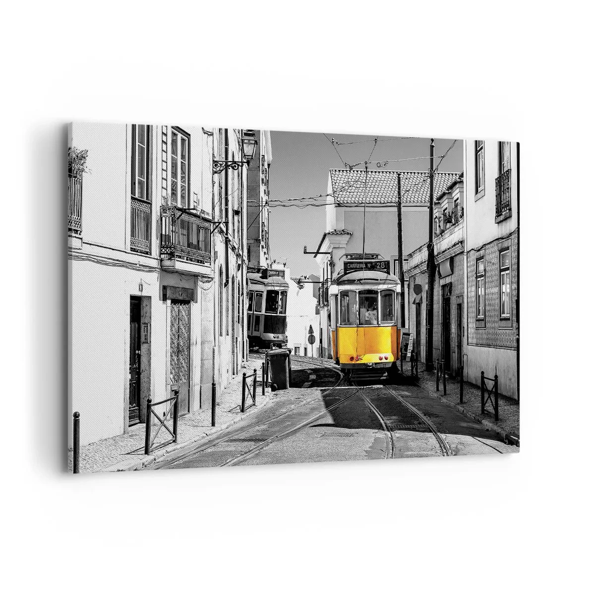 Quadro su tela - Stampe su Tela - Un tram giallo per le strade di Lisbona in un ambiente monocromatico - 120x80cm - Lo spirito di Lisbona - Decorazione murale moderna per soggiorno e camera da letto ARTTOR