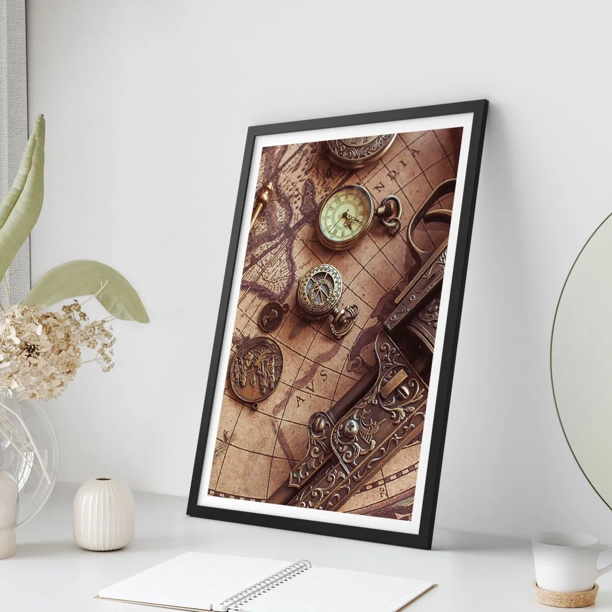 Poster in cornice nera - Una bussola, una mappa e oggetti antichi che simboleggiano l'avventura - 50x70cm - La natura chiama - Decorazione murale moderna per soggiorno e camera da letto ARTTOR