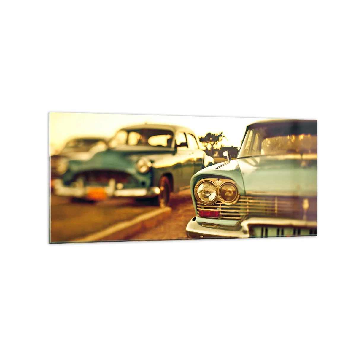 Quadro su vetro - Auto d'epoca nella calda luce del tramonto - 120x50cm - Aspettiamo, vediamo - Decorazione murale moderna per soggiorno e camera da letto ARTTOR