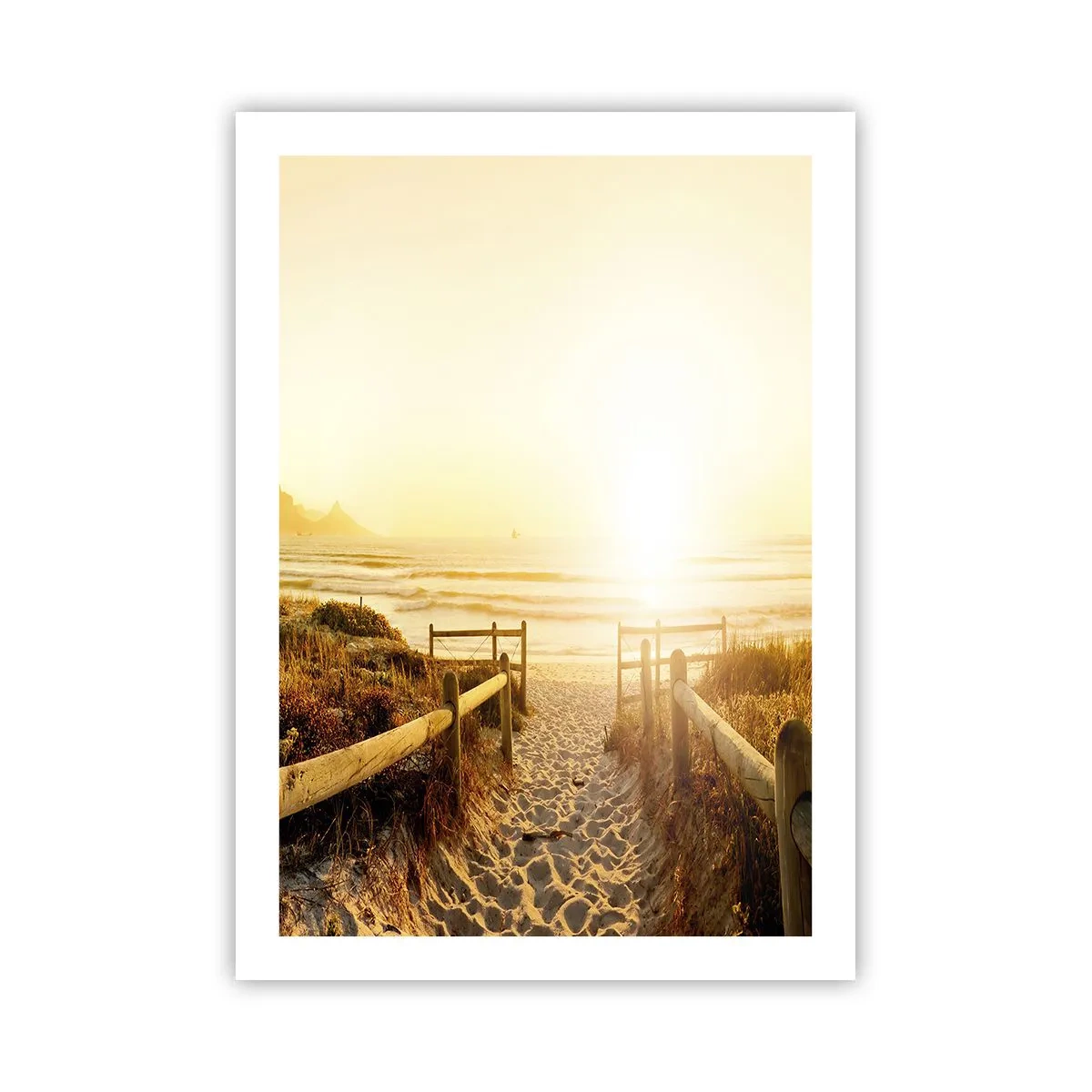 Poster - Il sentiero verso la spiaggia illuminato dai raggi del sole al tramonto - 50x70cm - Attraverso la duna, verso il sole - Decorazione murale moderna per soggiorno e camera da letto ARTTOR
