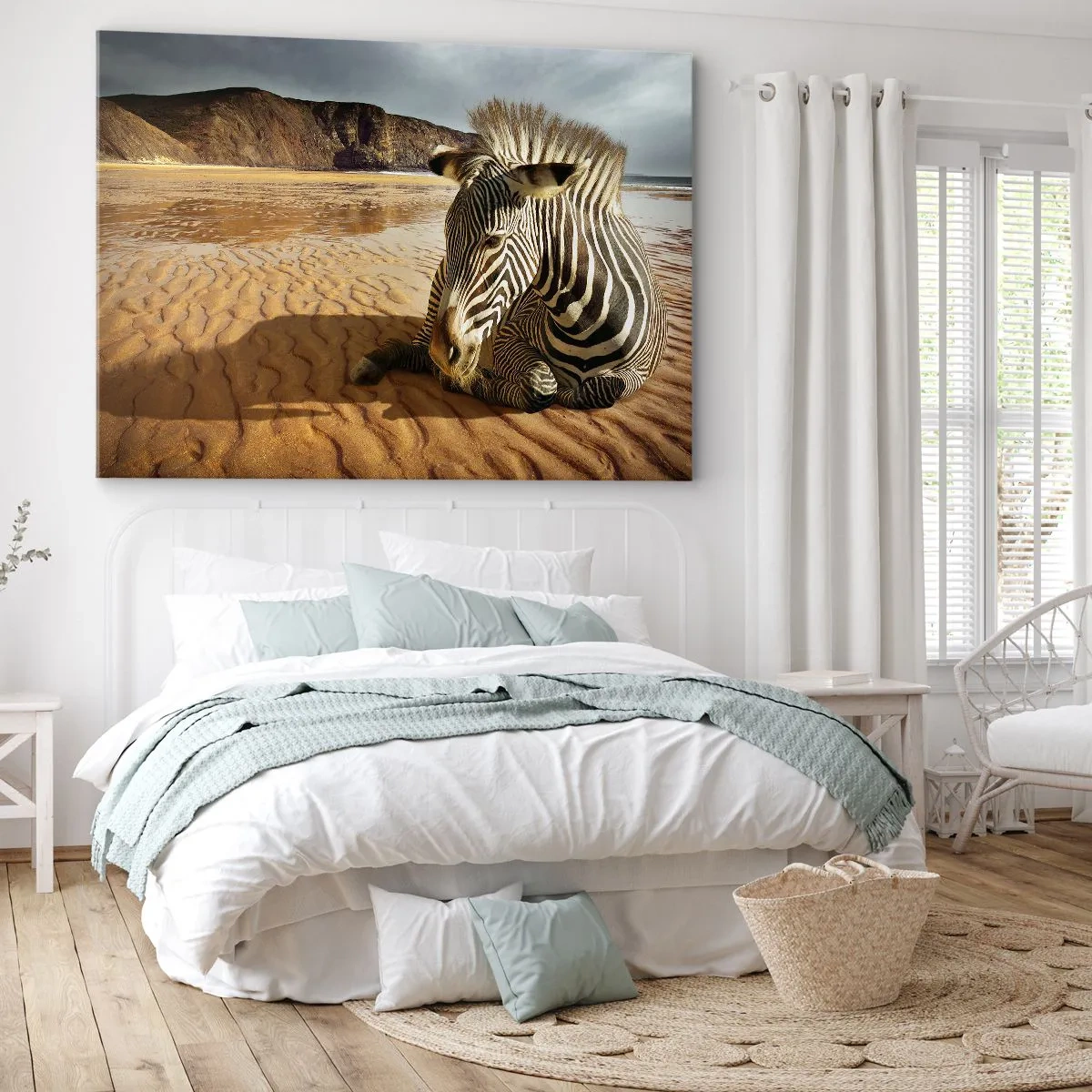 Quadro su tela - Stampe su Tela - Una zebra che riposa su una spiaggia sabbiosa con scogliere sullo sfondo. - 70x50cm - Fatti l'uno per l'altra - Decorazione murale moderna per soggiorno e camera da letto ARTTOR