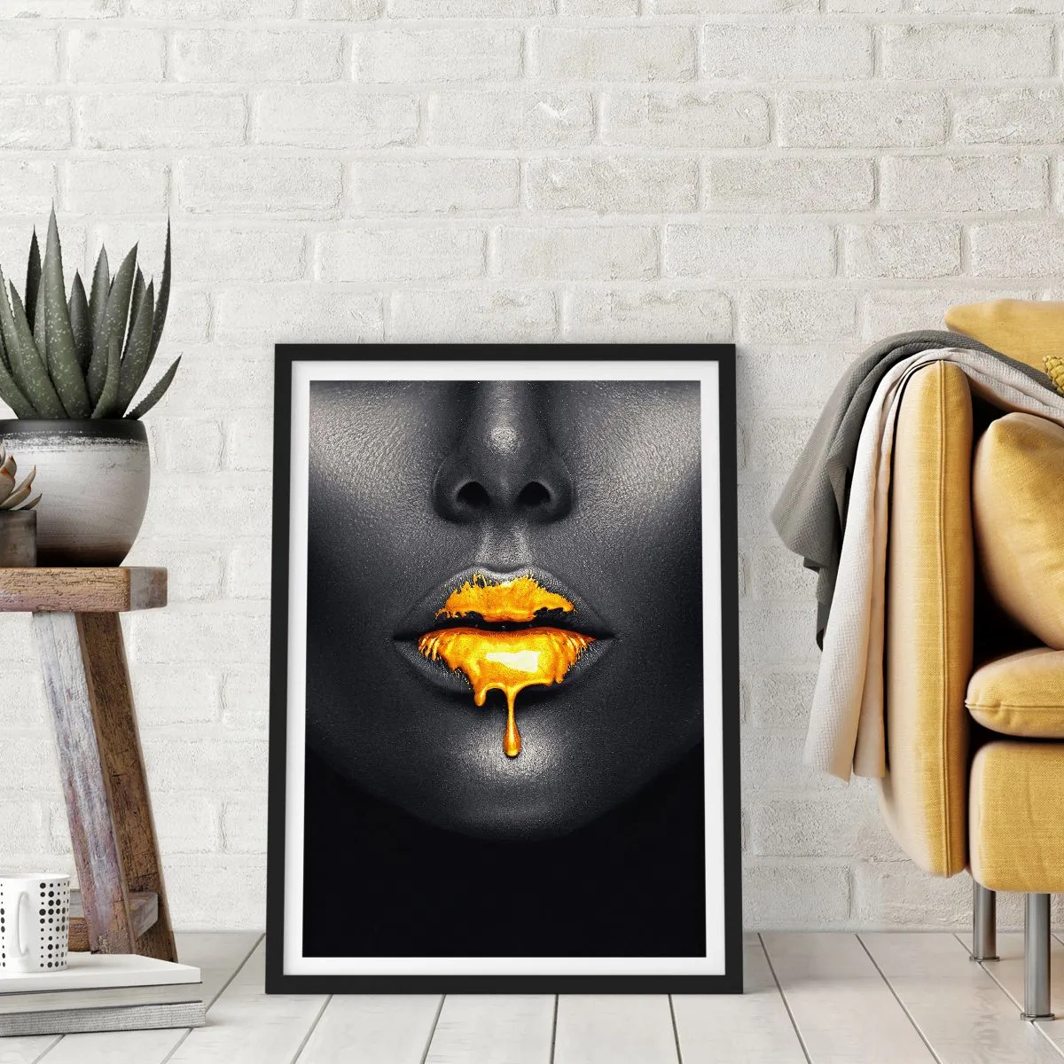 Poster in cornice nera - Volto di donna nera con vernice arancione sulle labbra - 50x70cm - Boccadoro - Decorazione murale moderna per soggiorno e camera da letto ARTTOR