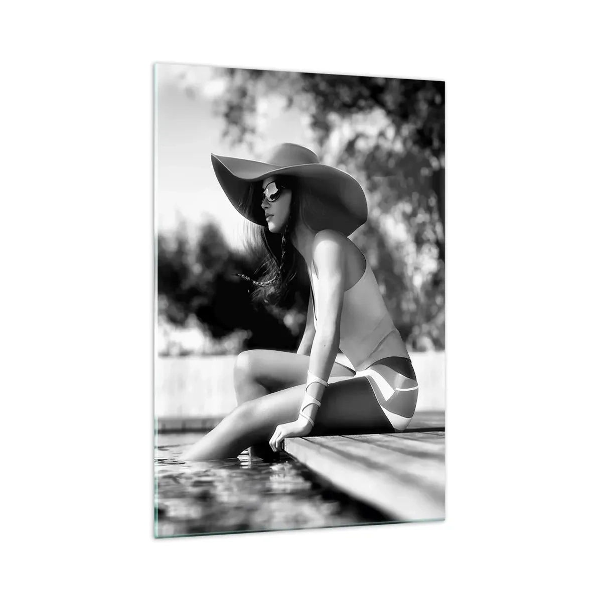 Quadro su vetro - Donna con cappello in piscina in bianco e nero - 70x100cm - Sogno estivo - Decorazione murale moderna per soggiorno e camera da letto ARTTOR