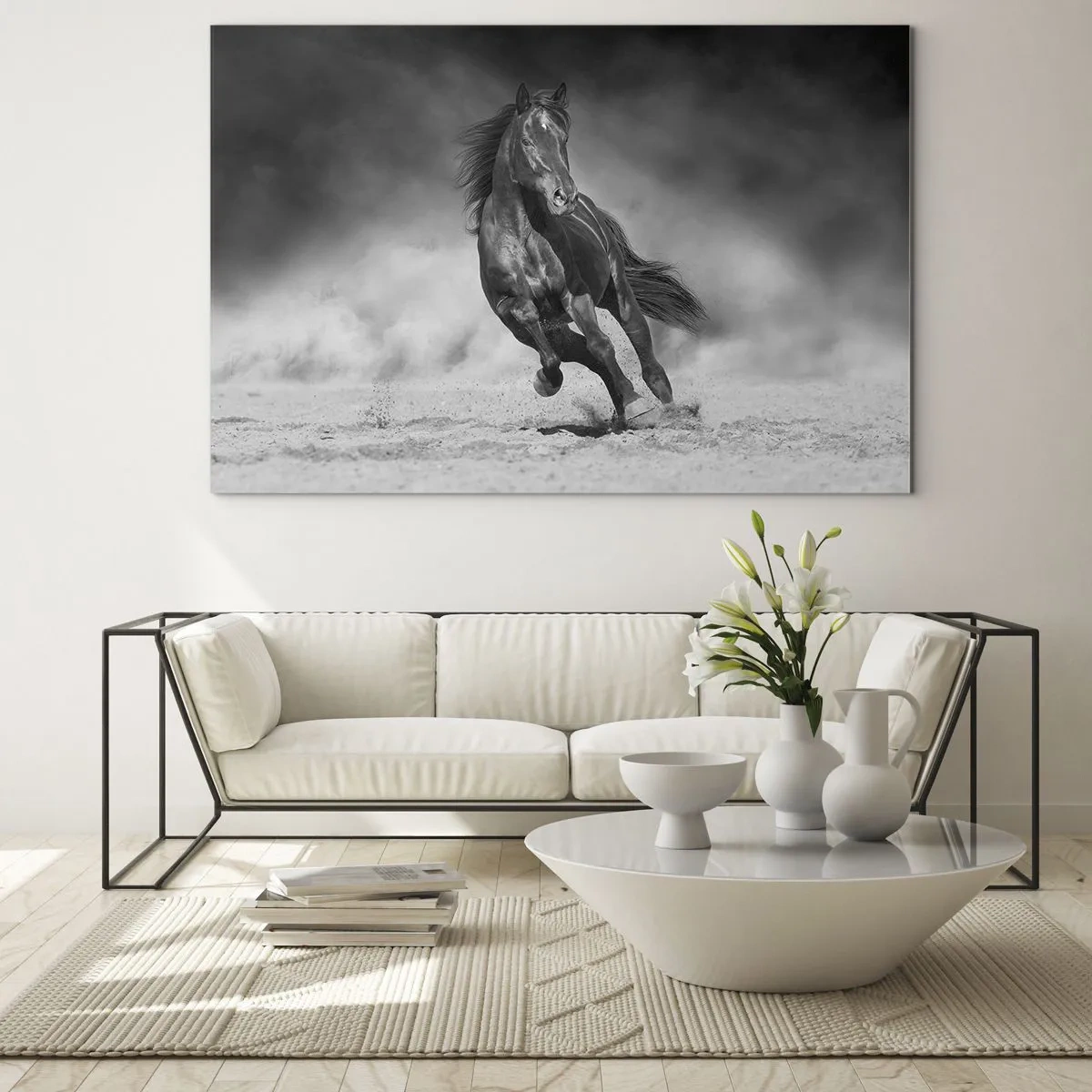 Quadro su vetro - Un cavallo nero che galoppa sulla sabbia in bianco e nero. - 70x50cm - Degno dell'emiro - Decorazione murale moderna per soggiorno e camera da letto ARTTOR