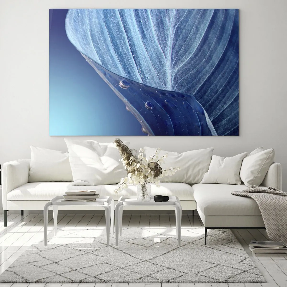Quadro su vetro - Una foglia nei toni del blu con gocce d'acqua su uno sfondo sfumato. - 120x80cm - Gocce di blu nascoste - Decorazione murale moderna per soggiorno e camera da letto ARTTOR