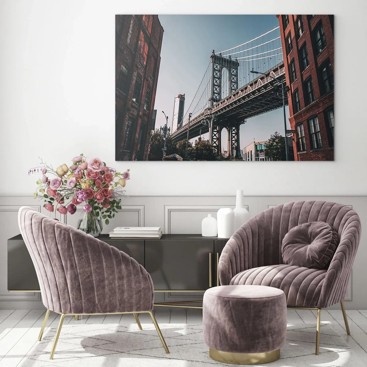 Quadro su vetro - Un ponte sospeso tra edifici in mattoni in un contesto urbano - 70x50cm - Sopra le onde della città - Decorazione murale moderna per soggiorno e camera da letto ARTTOR