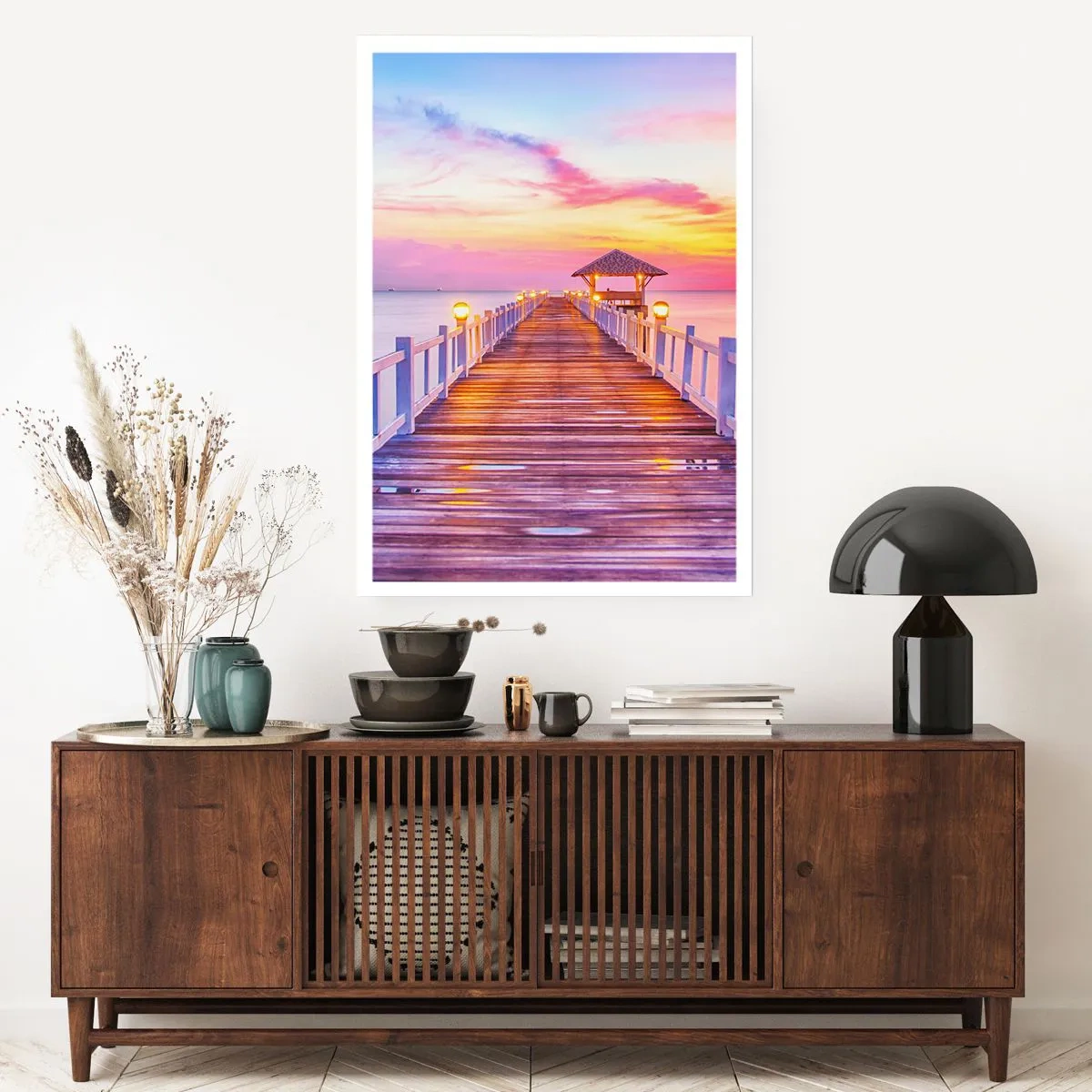 Poster - Un molo con un gazebo illuminato dal sole al tramonto - 50x70cm - Silenzio della sera in lilla e oro - Decorazione murale moderna per soggiorno e camera da letto ARTTOR