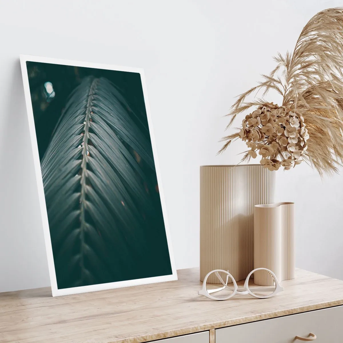 Poster - Una foglia di palma in un tono scuro con luci soffuse - 50x70cm - La precisione della natura - Decorazione murale moderna per soggiorno e camera da letto ARTTOR