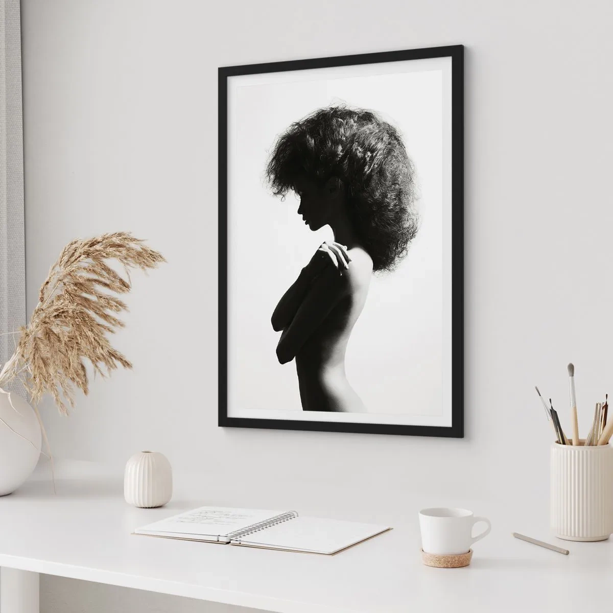 Poster in cornice nera - Profilo di una donna in un'elegante fotografia in bianco e nero - 50x70cm - Come un fiore su un gambo snello - Decorazione murale moderna per soggiorno e camera da letto ARTTOR