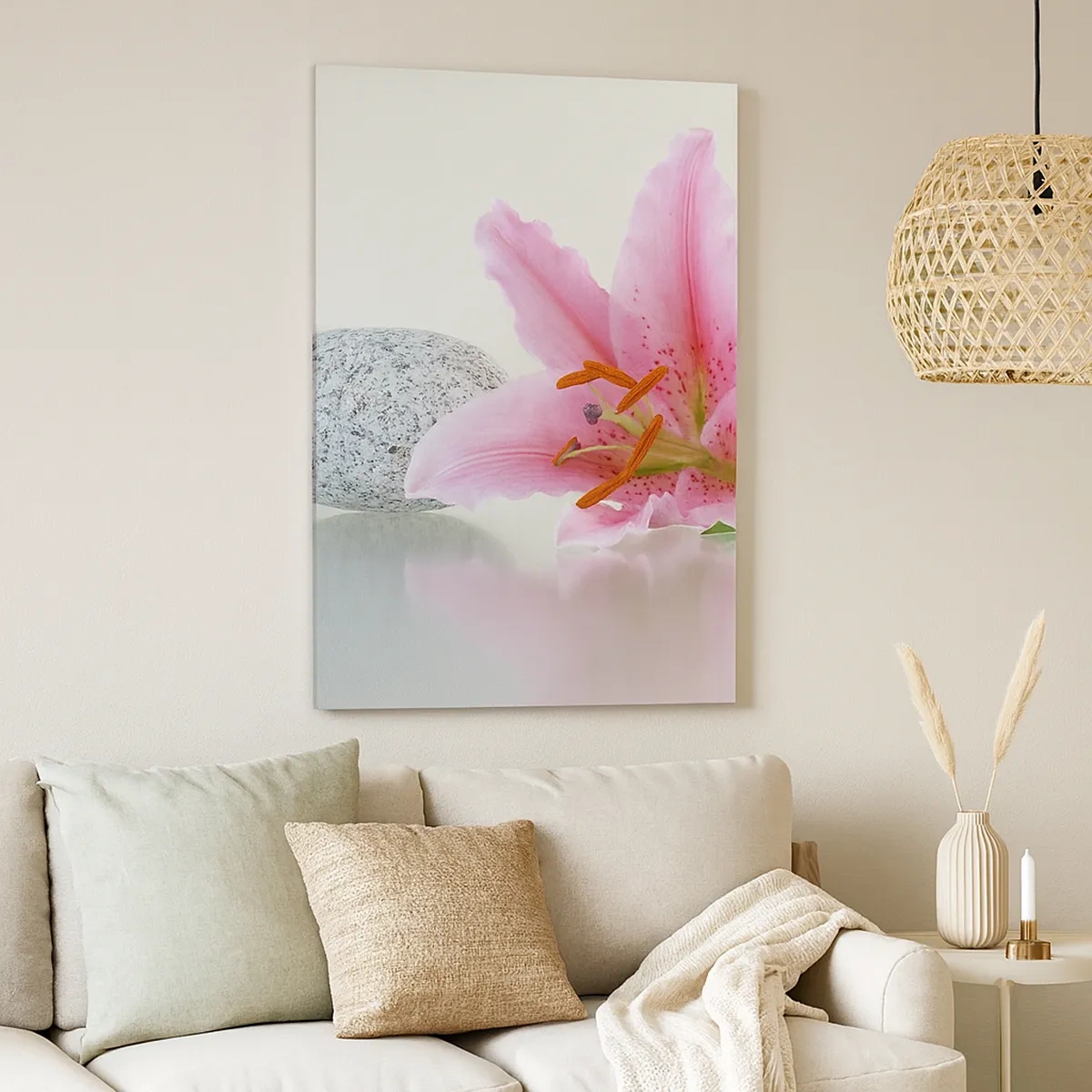 Quadro su tela - Stampe su Tela - Fiore di giglio rosa con pietre su sfondo chiaro - 50x70cm - Studio in rosa, grigio e bianco - Decorazione murale moderna per soggiorno e camera da letto ARTTOR