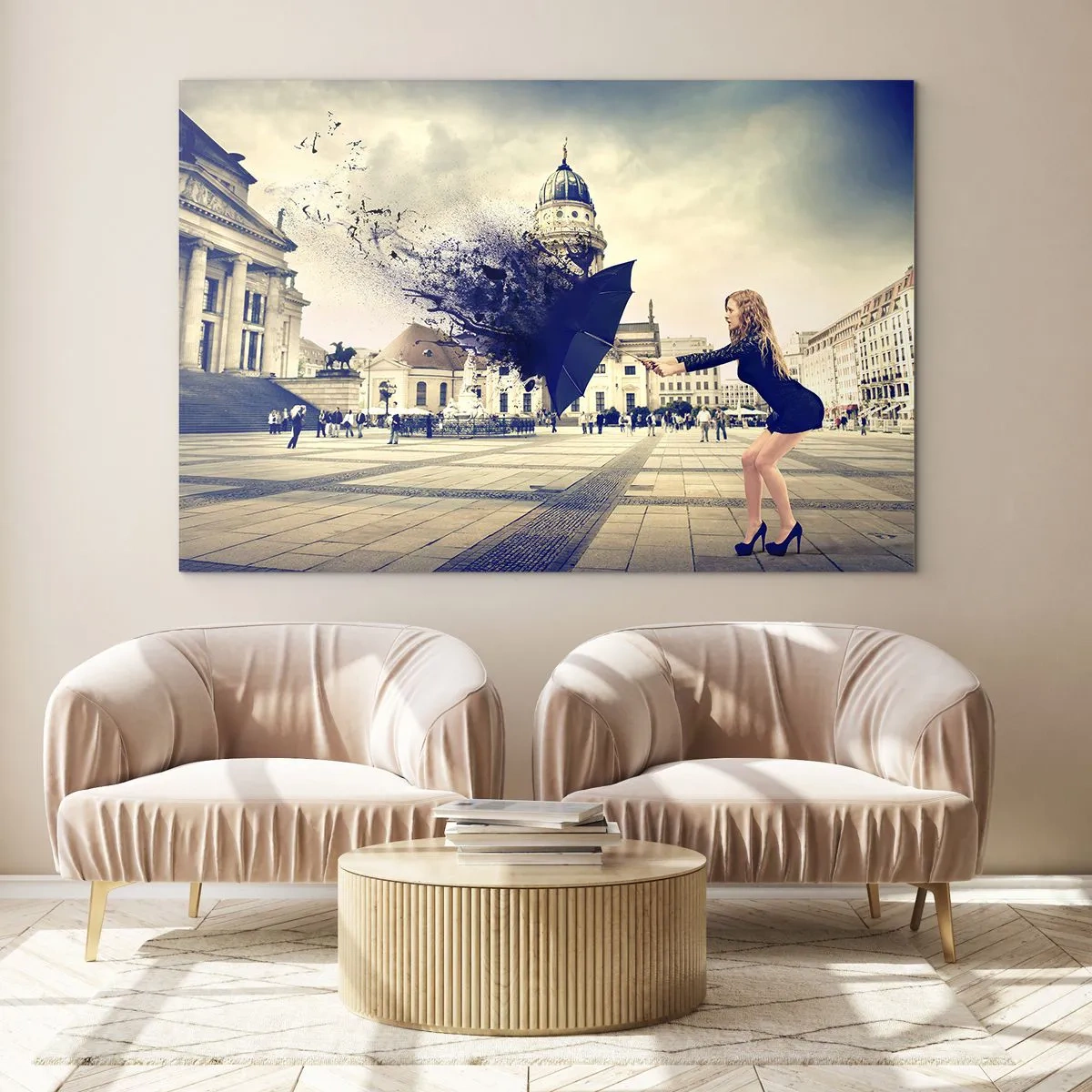 Quadro su vetro - Una donna con un ombrello sullo sfondo di una piazza cittadina in una composizione artistica - 120x80cm - C'è un vento tale... - Decorazione murale moderna per soggiorno e camera da letto ARTTOR