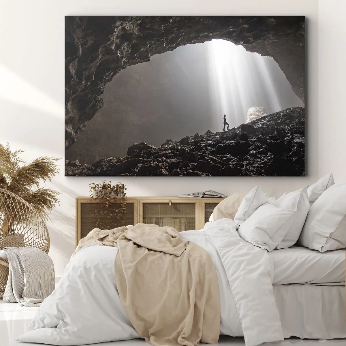 Quadro su tela - Stampe su Tela - Una figura in una grotta illuminata da raggi di luce - 70x50cm - Grotta luminosa - Decorazione murale moderna per soggiorno e camera da letto ARTTOR