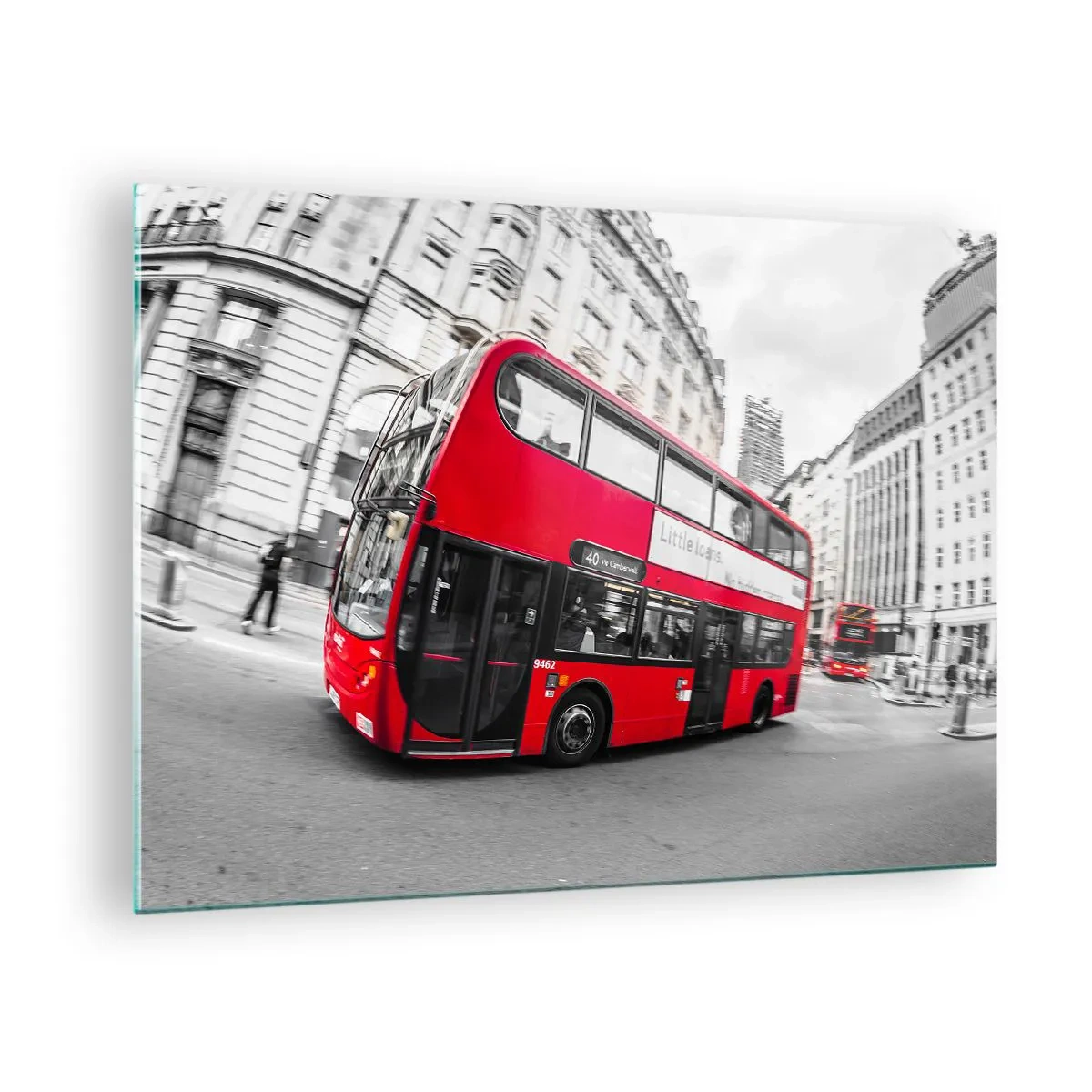 Quadro su vetro - Un autobus rosso in movimento sullo sfondo delle strade di Londra - 70x50cm - Londra tradizionalmente: by bus - Decorazione murale moderna per soggiorno e camera da letto ARTTOR