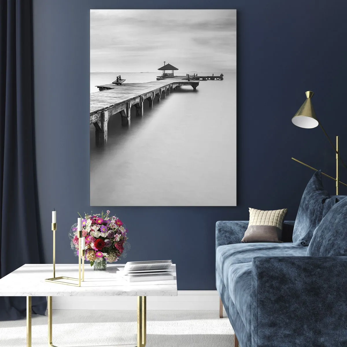 Quadro su vetro - Molo in legno bianco e nero con vista sul lago - 50x70cm - Sempre più lontano. - Decorazione murale moderna per soggiorno e camera da letto ARTTOR
