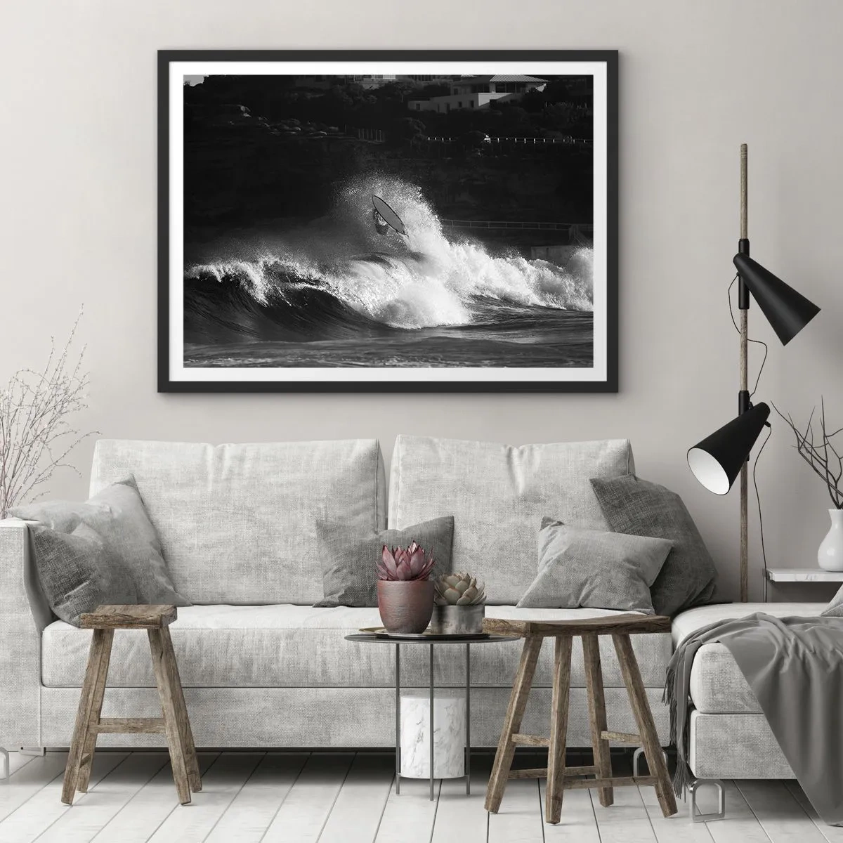 Poster in cornice nera - Un surfista che cavalca un'onda in bianco e nero - 70x50cm - Sfida accettata! - Decorazione murale moderna per soggiorno e camera da letto ARTTOR