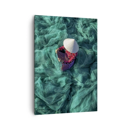 Quadro su tela - Stampe su Tela - Una persona con un cappello tra reti da pesca verdi - 50x70cm - Nel mare di reti - Decorazione murale moderna per soggiorno e camera da letto ARTTOR