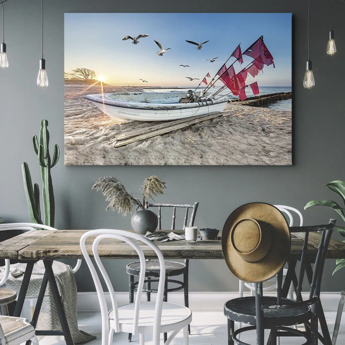 Quadro su tela - Stampe su Tela - Una barca sulla spiaggia all'alba con gabbiani e bandiere rosse - 70x50cm - Meritato riposo - Decorazione murale moderna per soggiorno e camera da letto ARTTOR