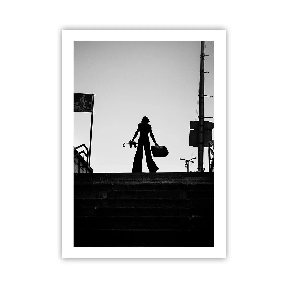Poster - Silhouette di una donna con una valigia sullo sfondo del sole al tramonto - 50x70cm - Gita cittadina - Decorazione murale moderna per soggiorno e camera da letto ARTTOR