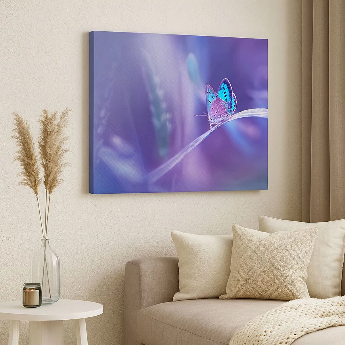 Quadro su tela - Stampe su Tela - Una delicata farfalla blu su uno stelo in luce viola - 70x50cm - Gioielli della natura - Decorazione murale moderna per soggiorno e camera da letto ARTTOR